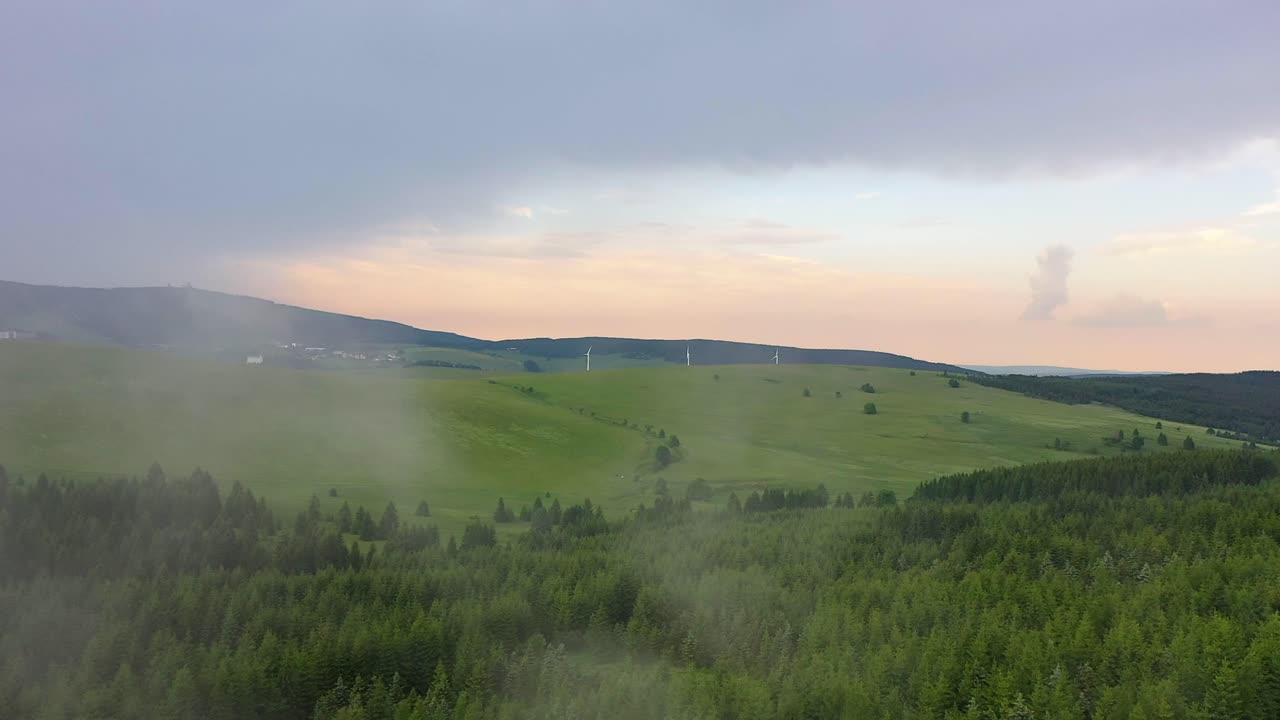 석양에 푸른 산과 숲을 가로지르는 아름다운 무인 항공기