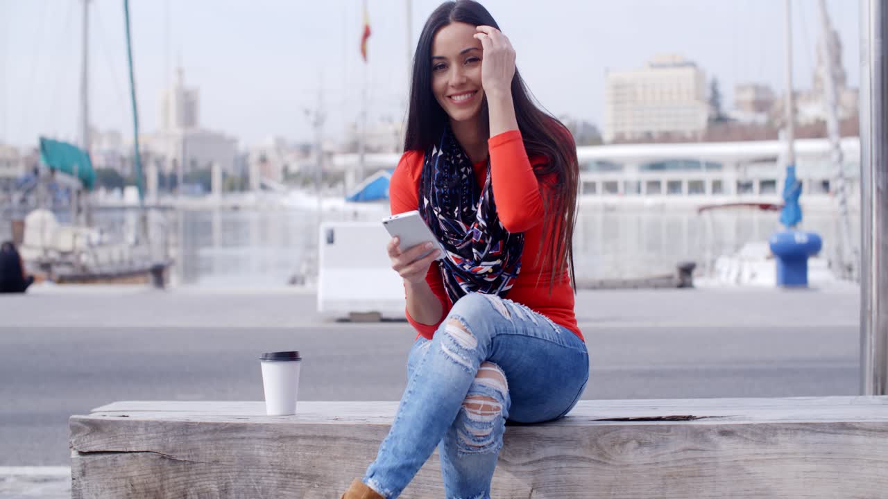 mujer joven relajada y confiada en un móvil