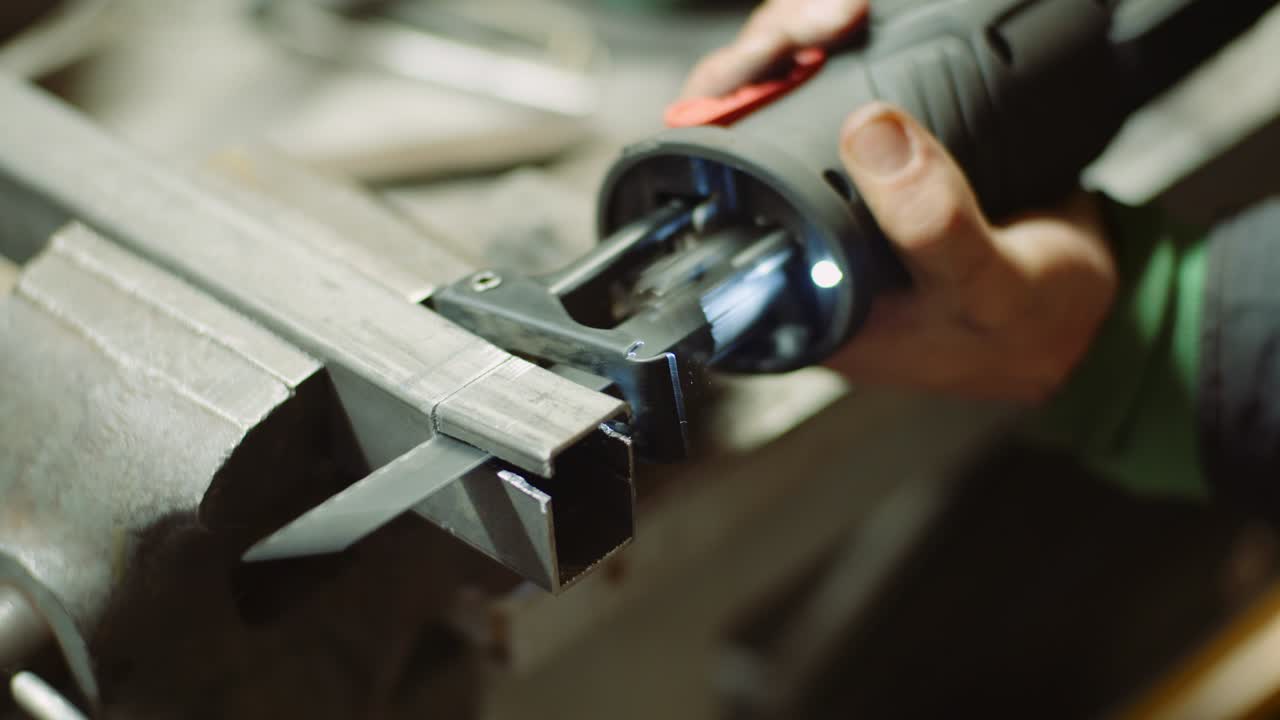 산업 노동자 금속 부품과 전기 자