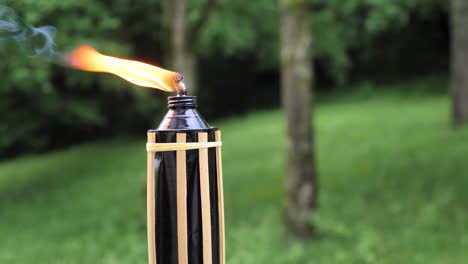 quema de antorcha de bambú de combustible líquido, fondo en blanco