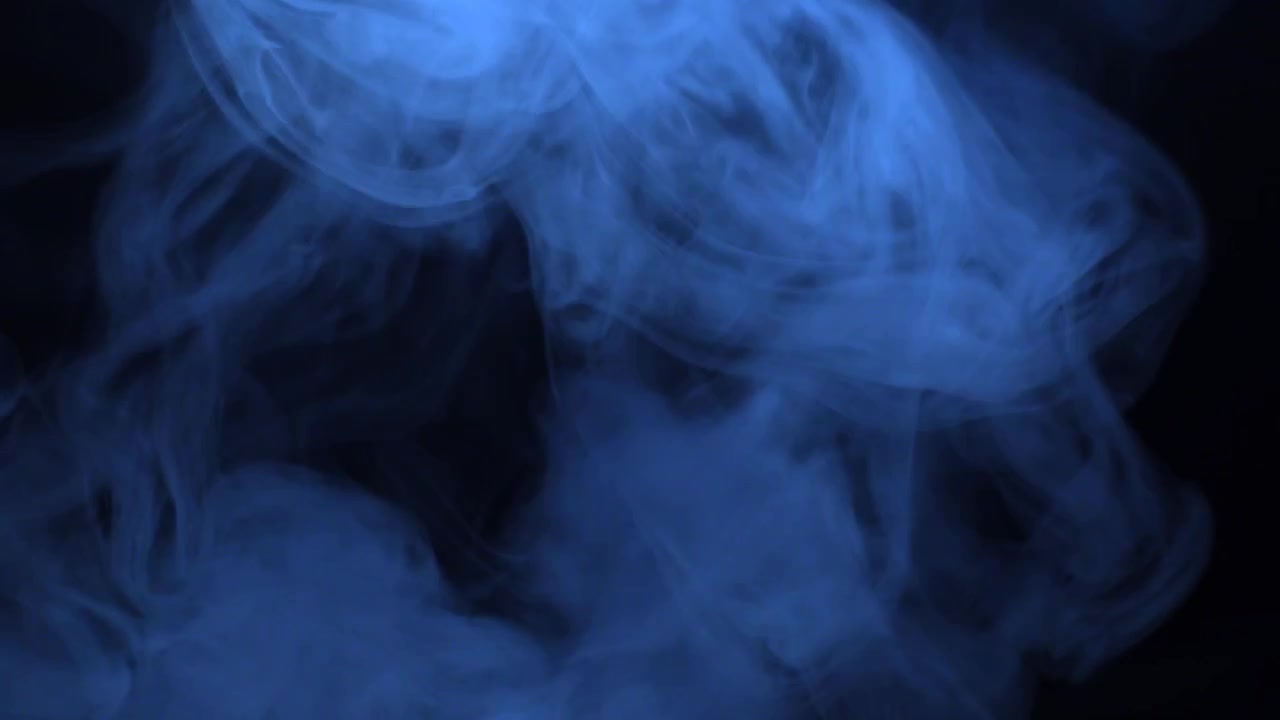 Fumo blu che gira sullo sfondo buio