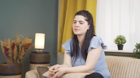 la mujer triste está llorando.