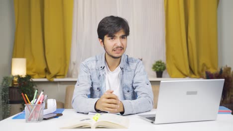 Estudiante-Masculino-Preocupado.