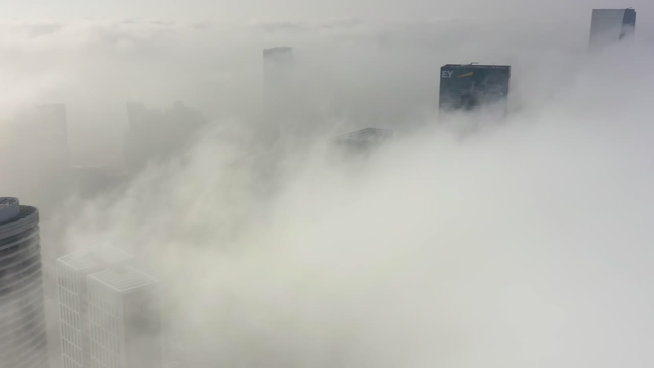 el paisaje urbano envuelto en niebla