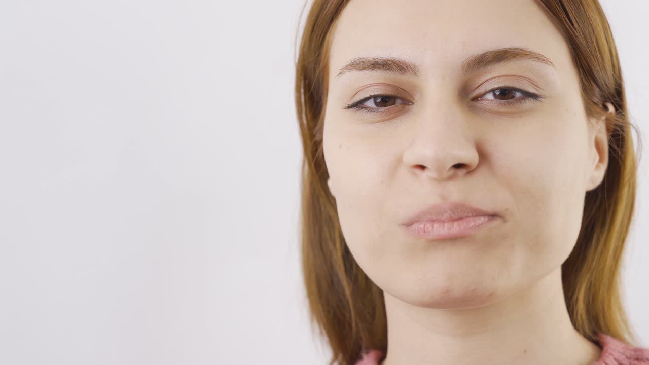 retrato en primer plano de una mujer comiendo delicias turcas.