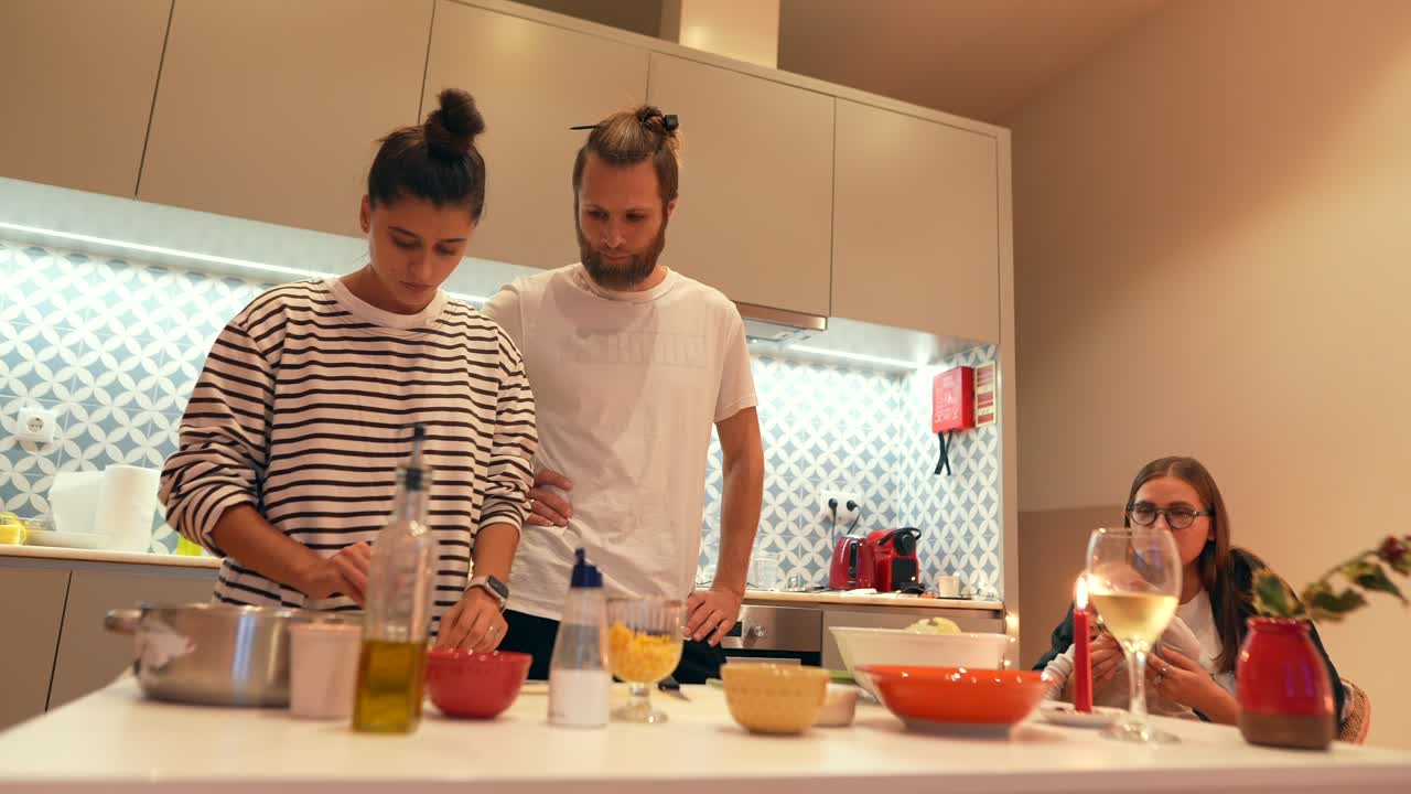 amigos cocinando juntos en casa