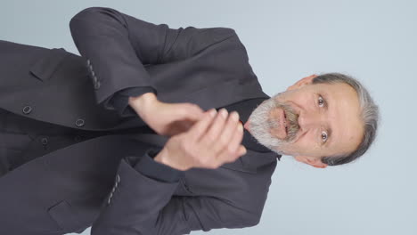 Vertical-video-of-Old-businessman-applauding.