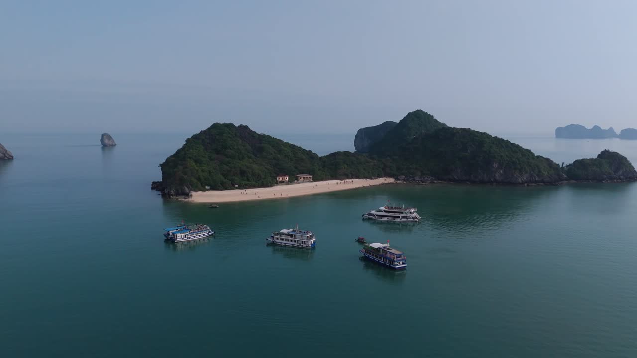 Cảnh nhìn từ thuyền du ngoạn quanh Vịnh Hạ Long, Vịnh Lan Hạ ở Việt Nam giữa các đảo núi đá vôi.