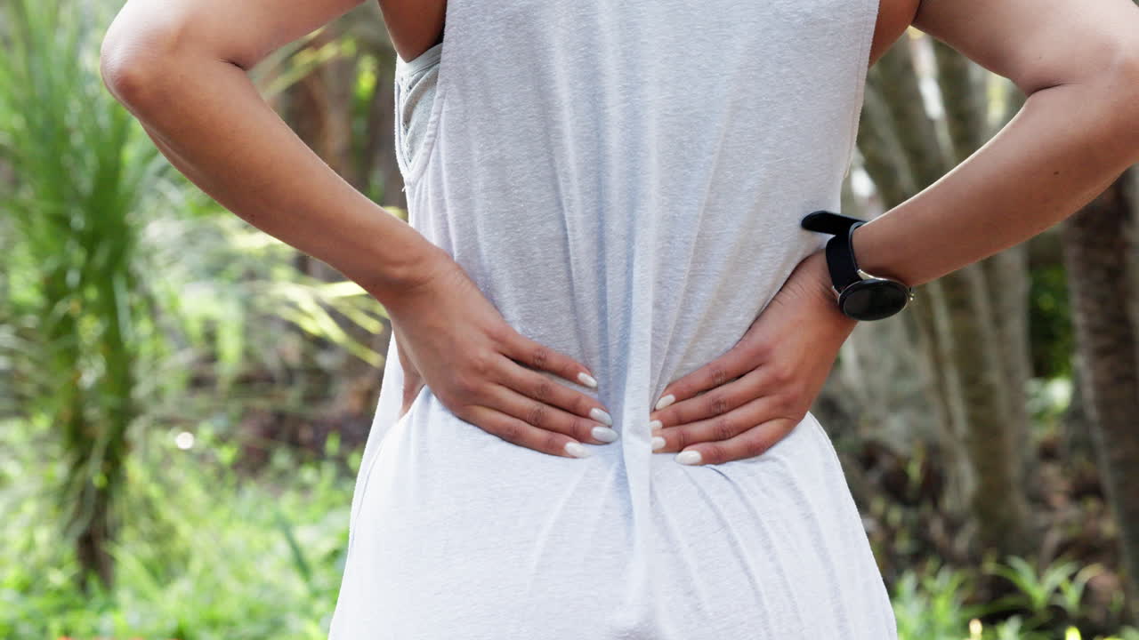 dolor de espalda en el corredor, lesión deportiva, estrés físico