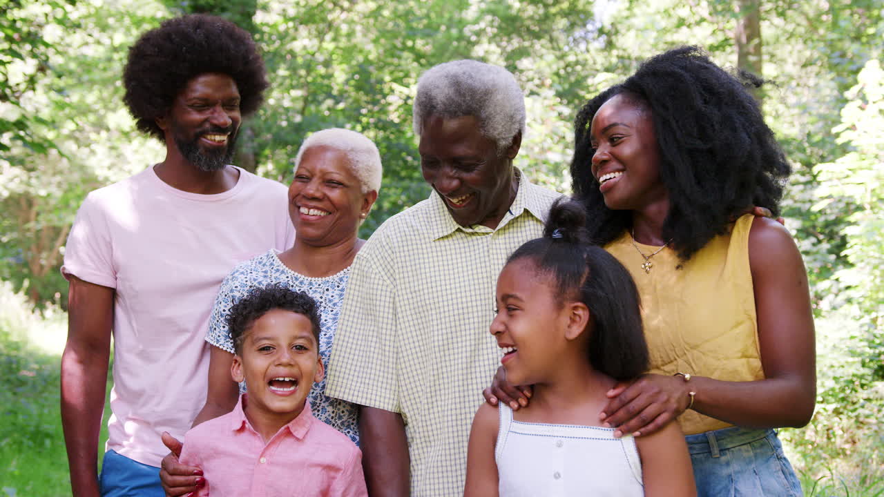 Sort familie i flere generationer holder pause under en vandretur.