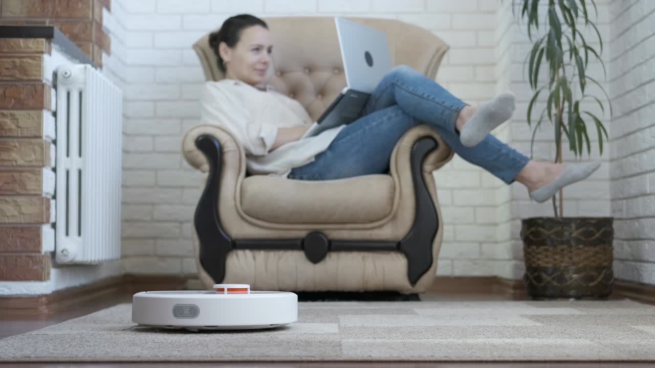 робот-пылесос на работе.