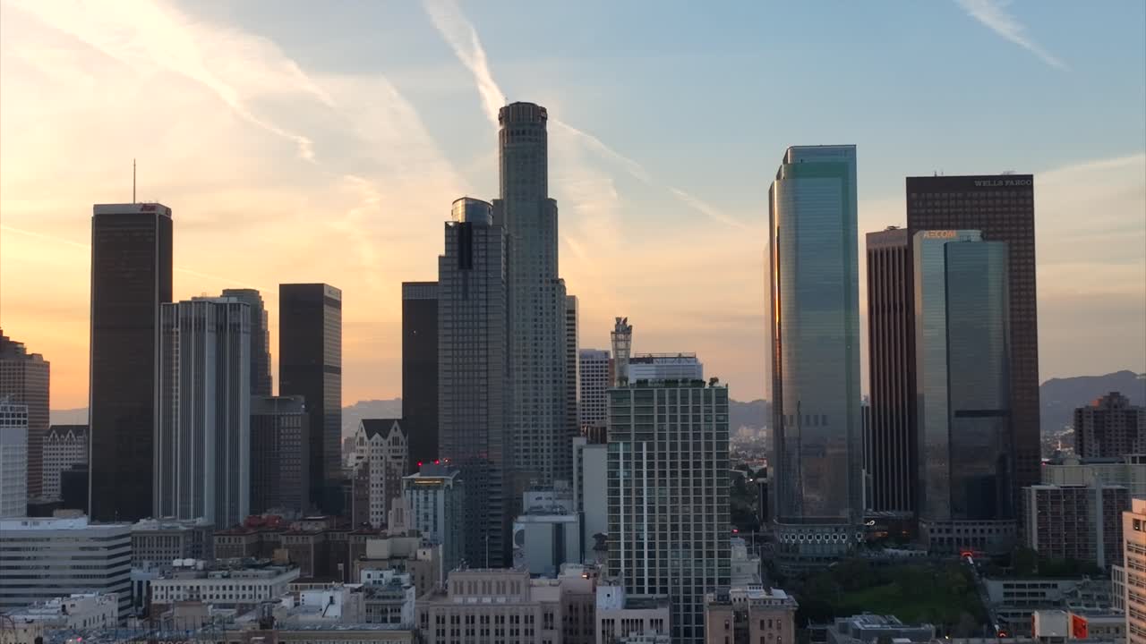 un dron cinematográfico disparó el horizonte de la ciudad estadounidense al atardecer con rascacielos, el centro de los ángeles
