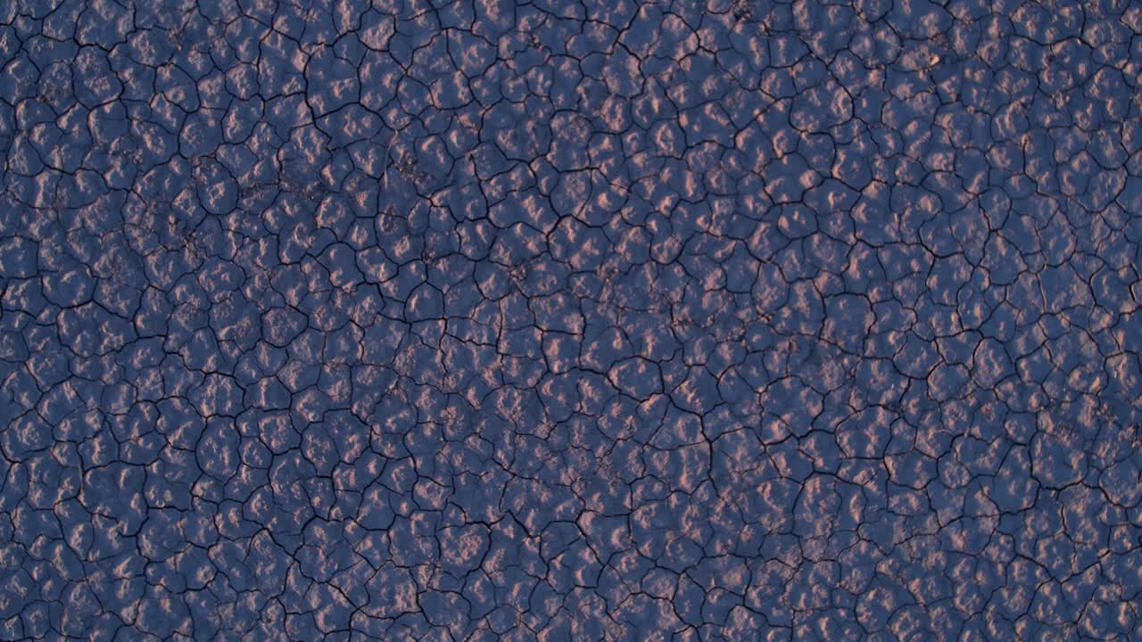 vista aérea de arriba hacia abajo, suelo agrietado después de la sequía