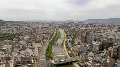 foto aérea de kyoto con el río kamo, los templos, las montañas y el horizonte de la ciudad en kyoto, japón