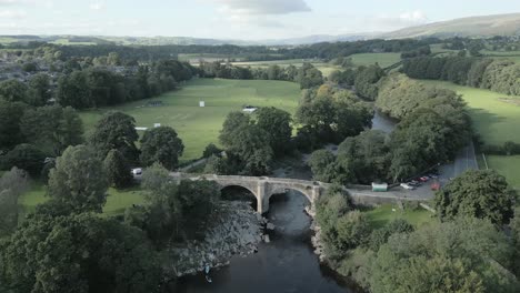 una vista aérea del puente del diablo en kirkby lonsdale en una noche de verano, yorkshire, inglaterra, reino unido