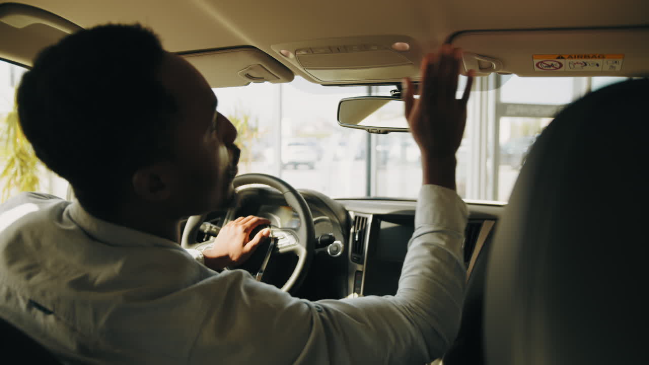 차를 운전하는 남자