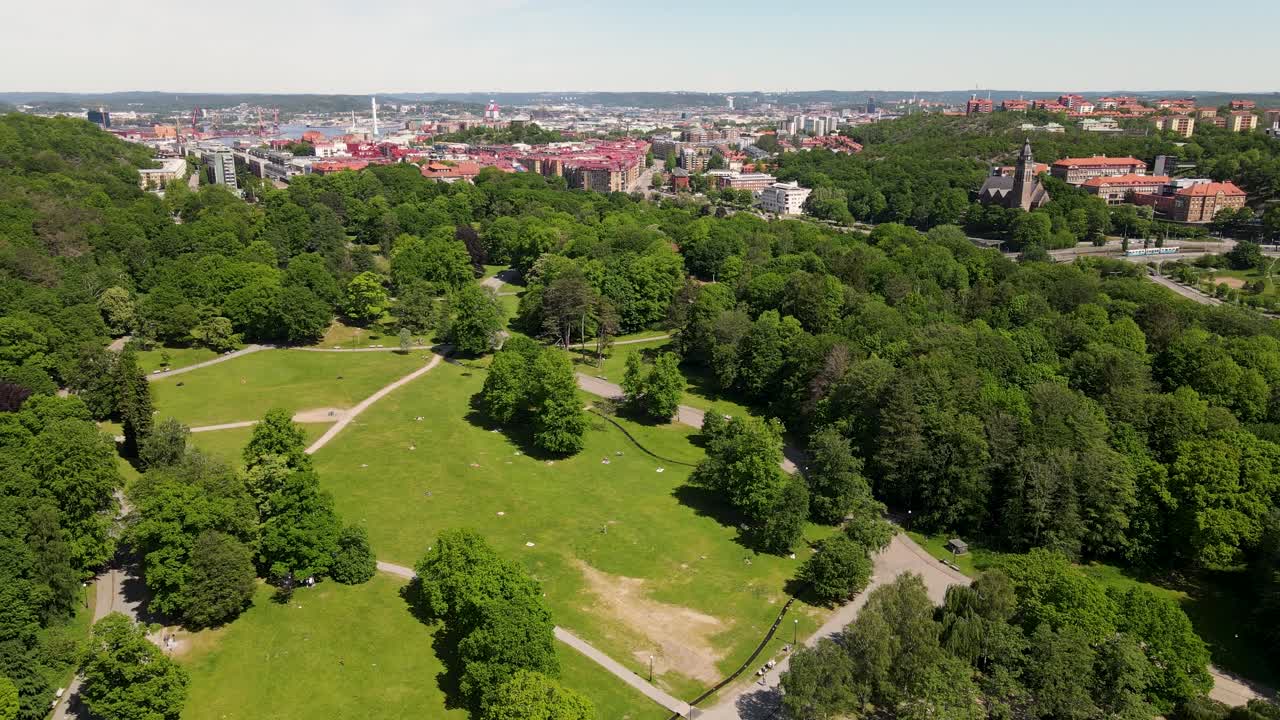 parque forestal natural con paisaje urbano al fondo durante el día en slottsskogen, gotemburgo, suecia