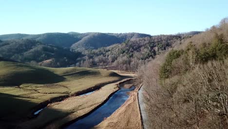 empuje aéreo sobre los árboles para revelar el río watauga en el condado de watauga carolina del norte, carolina del norte, cerca de boone y blowing rock carolina del norte