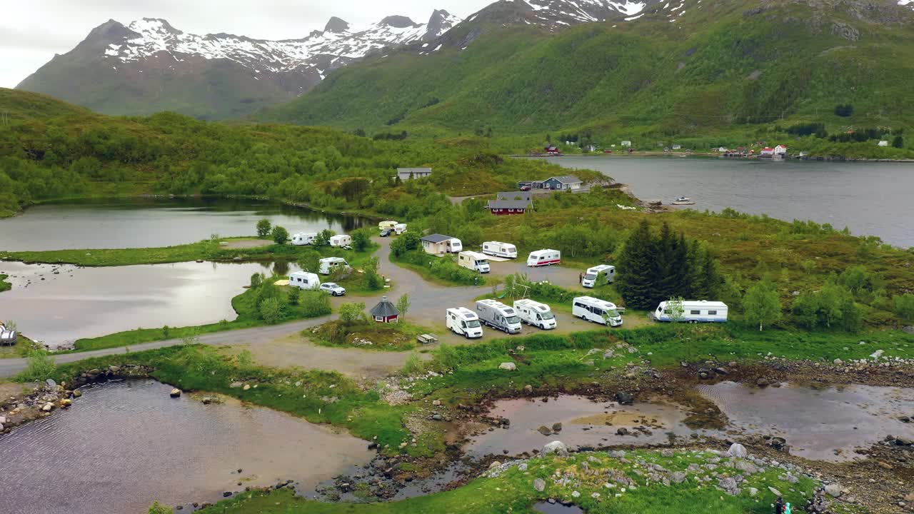hermosa naturaleza de noruega vista aérea del campamento para relajarse.