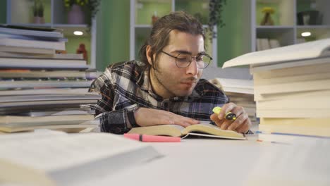 primer plano de un estudiante universitario estudiando en una conferencia.