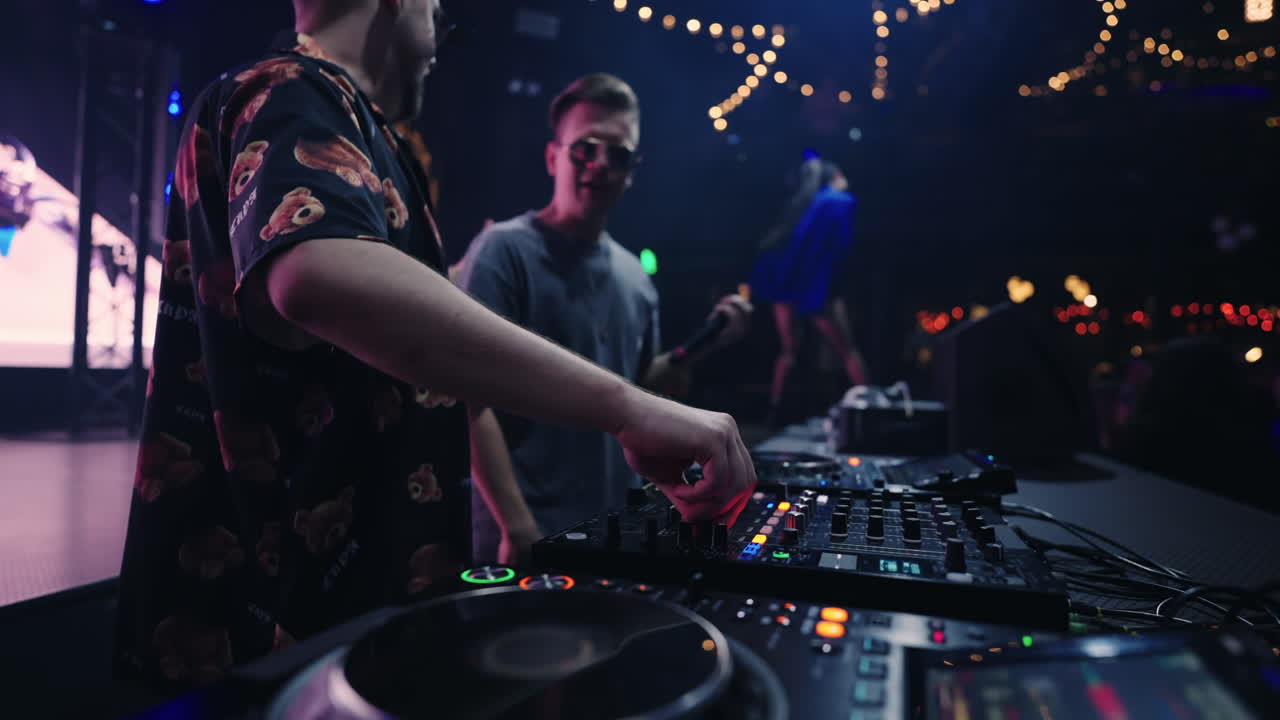 DJ mezclando música en un concierto