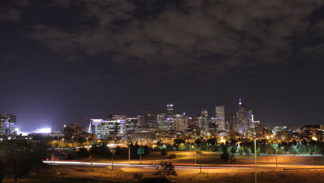 Zeitraffer-Der-Skyline-Von-Denver-Bei-Nacht-Mit-Lichtstreifen-Von-Autos