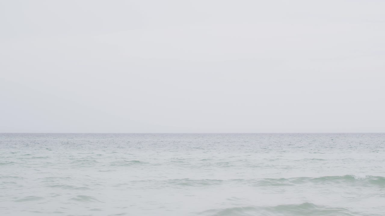 파도가 앞뒤로 오고 있다