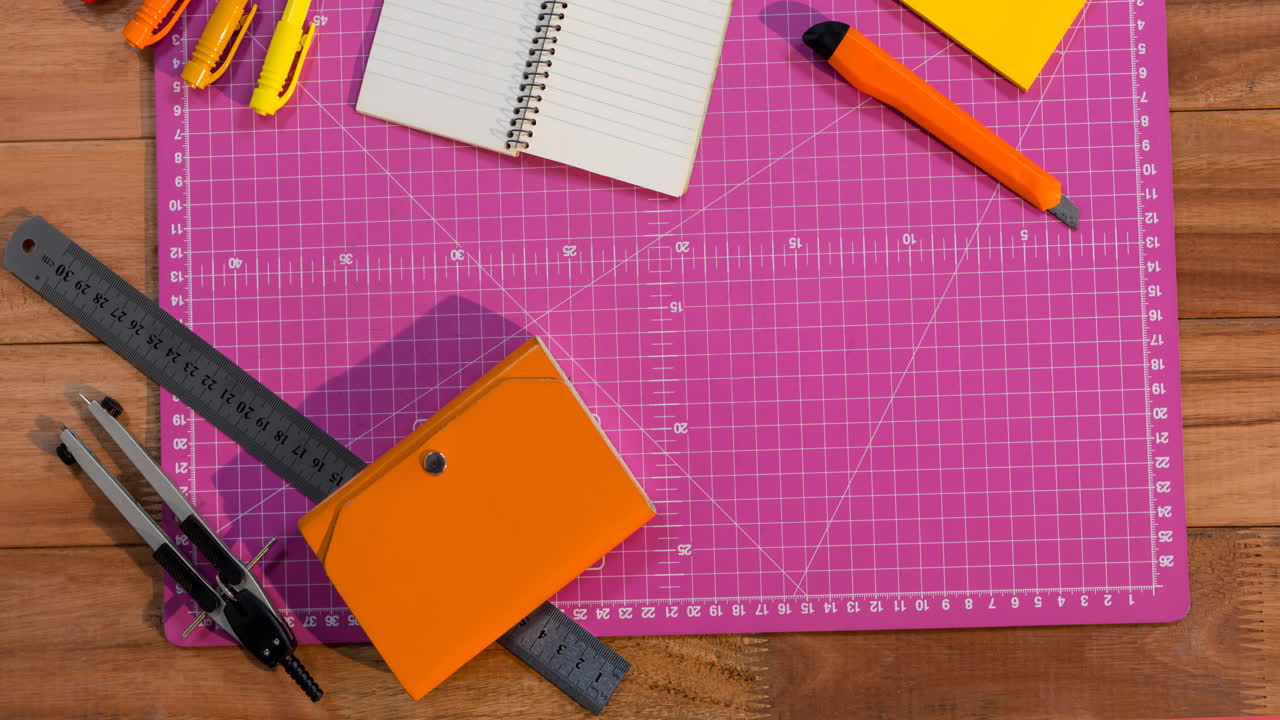 animación de bloc de notas y herramientas de artesanía en una alfombra de artesanía rosa