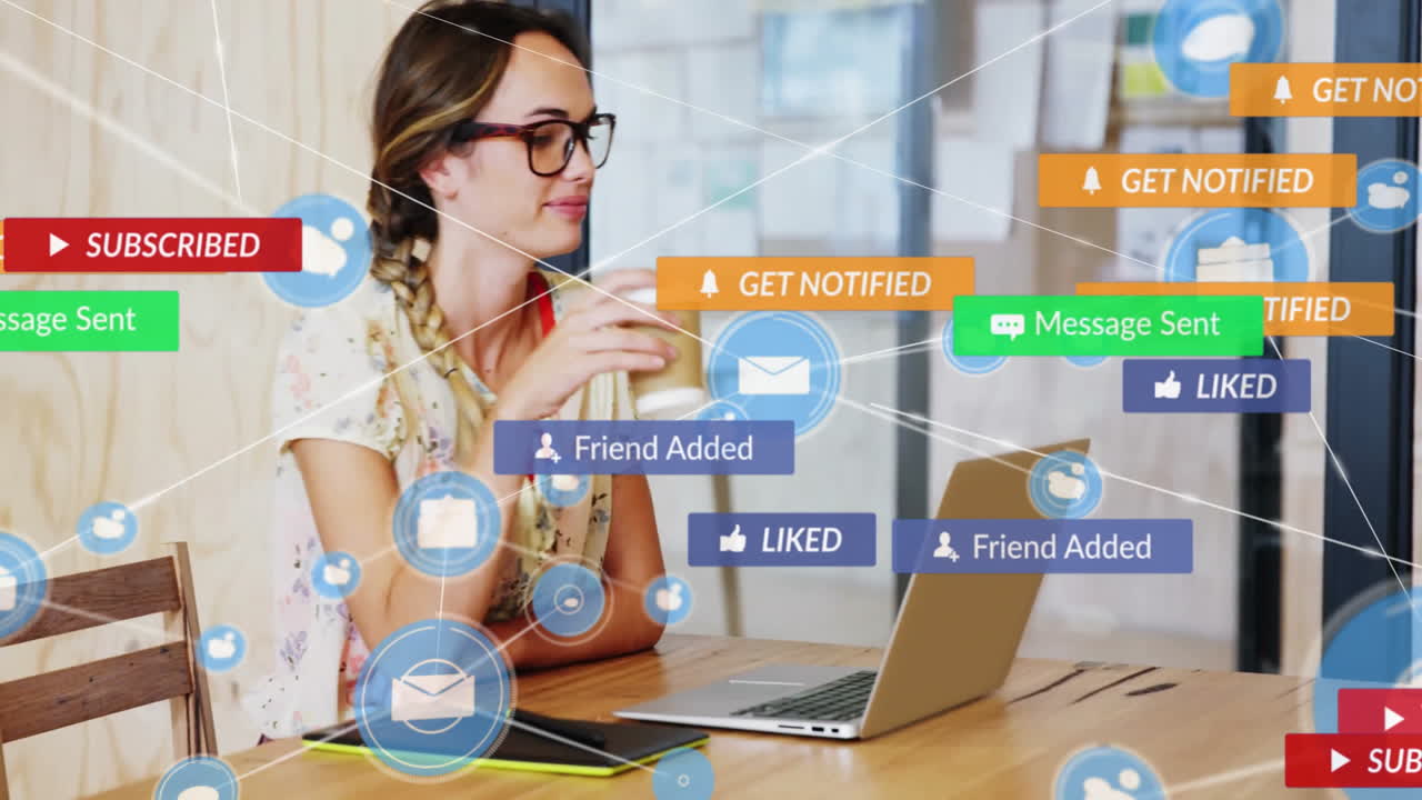 notificaciones e iconos de redes sociales animación sobre mujer usando portátil en la oficina