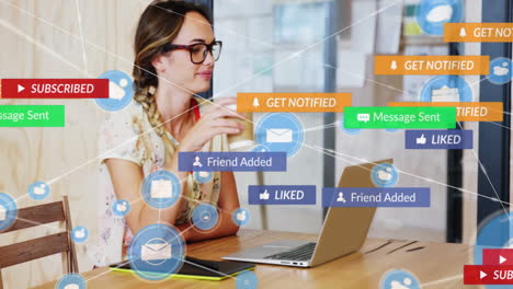 Animación-De-Notificaciones-E-íconos-De-Redes-Sociales-Sobre-Una-Mujer-Que-Usa-Una-Computadora-Portátil-En-La-Oficina