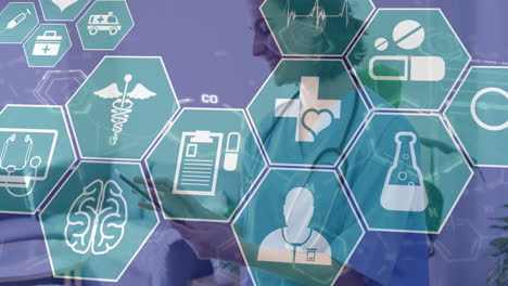 animación de iconos médicos y procesamiento de datos sobre una doctora caucásica en el hospital