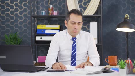 hombre de negocios aburrido y aburrido con el trabajo.