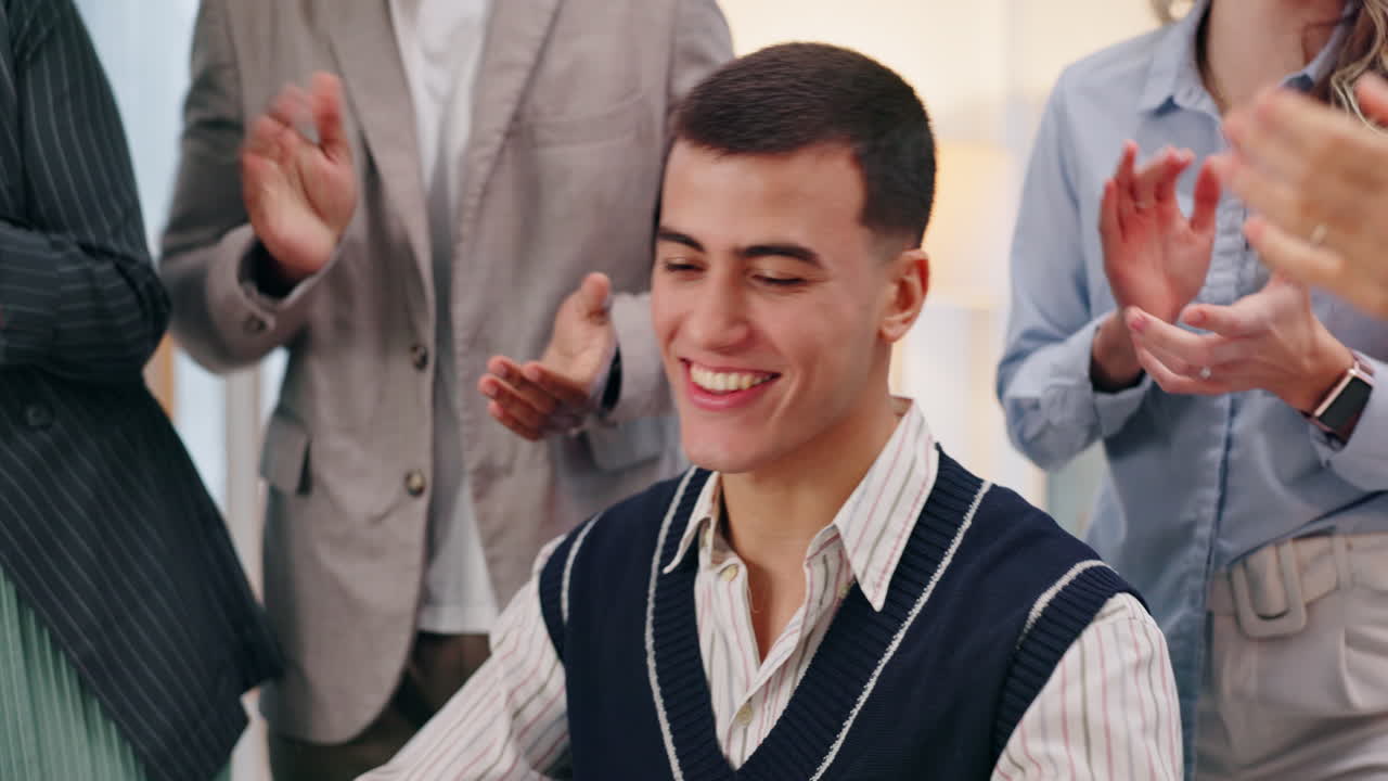 팀은 박수갈채로 성공을 축하하고 있습니다.