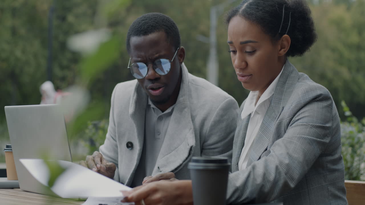 Professionisti che discutono documenti all'aperto