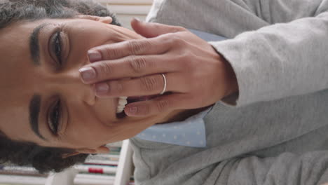 hermosa mujer joven teniendo video chat usando teléfono inteligente en casa agitando la mano charlando compartiendo estilo de vida disfrutando de la comunicación en línea en pantalla vertical pov 4k imágenes