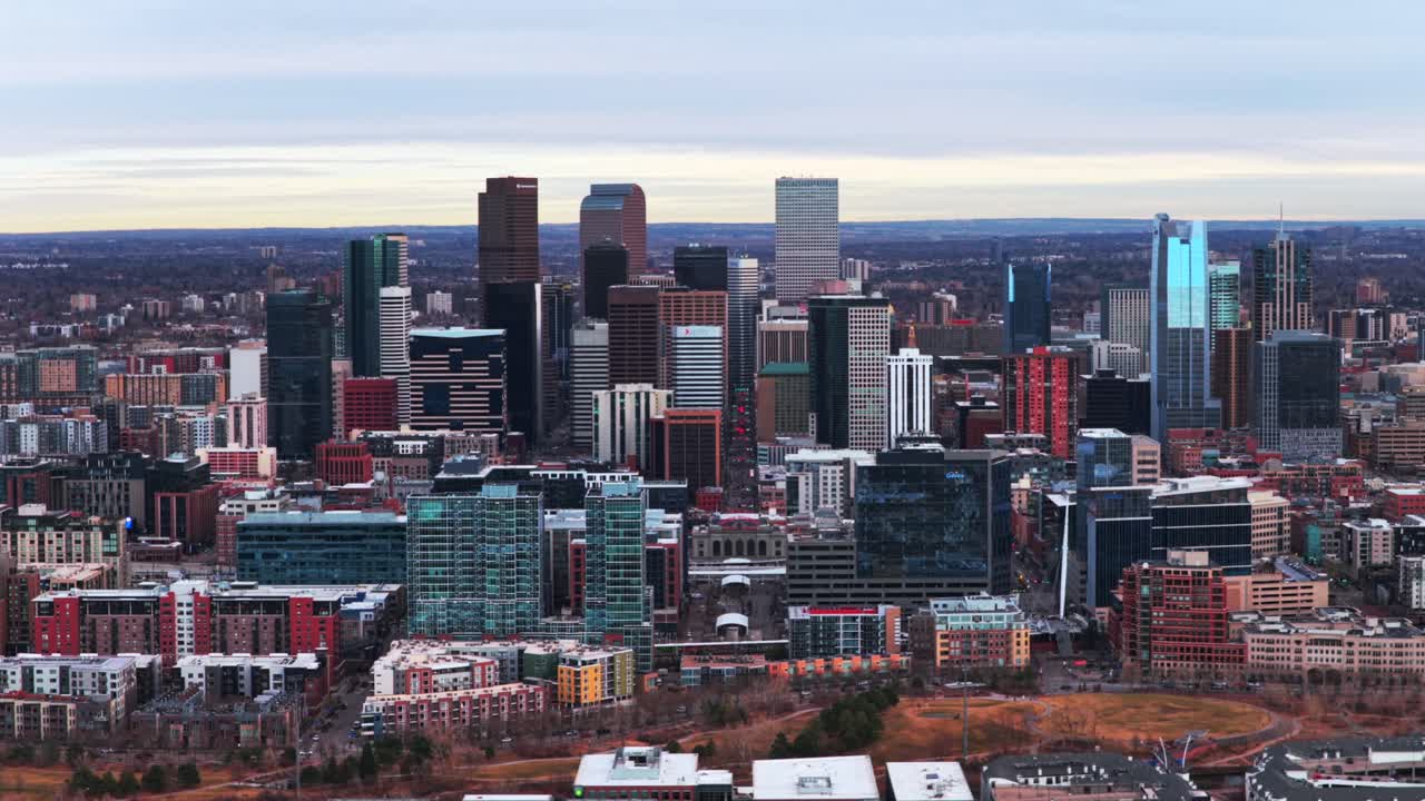 Centro de Lodo, Denver, estación Union, rascacielos, edificios, invierno, Colorado, vista aérea, dron, atardecer, cielos nubosos, diciembre, enero, interestatal i25, tráfico, coches, autopista, paisaje urbano, paisaje, movimiento hacia atrás