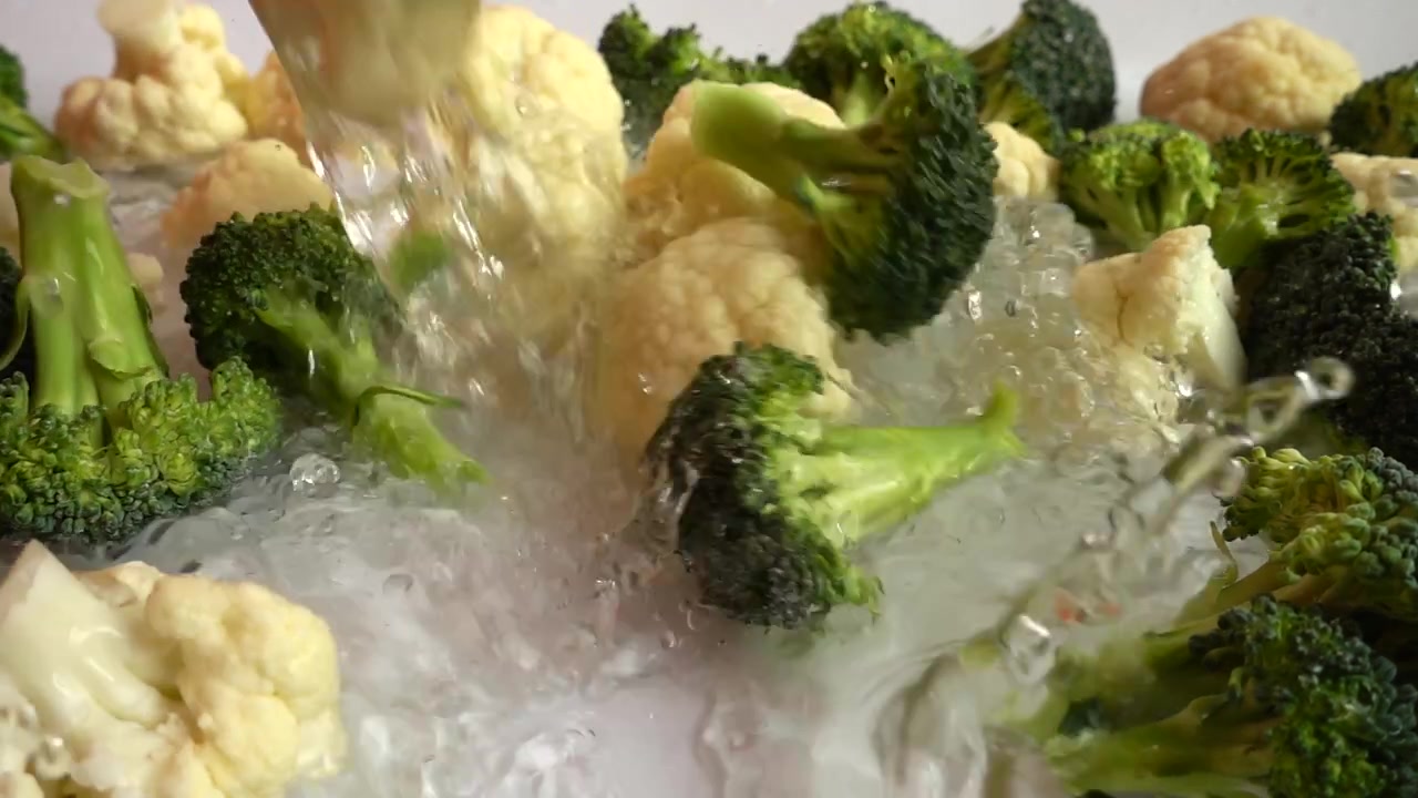 Broccoli e cavolfiore maturi. Slow motion