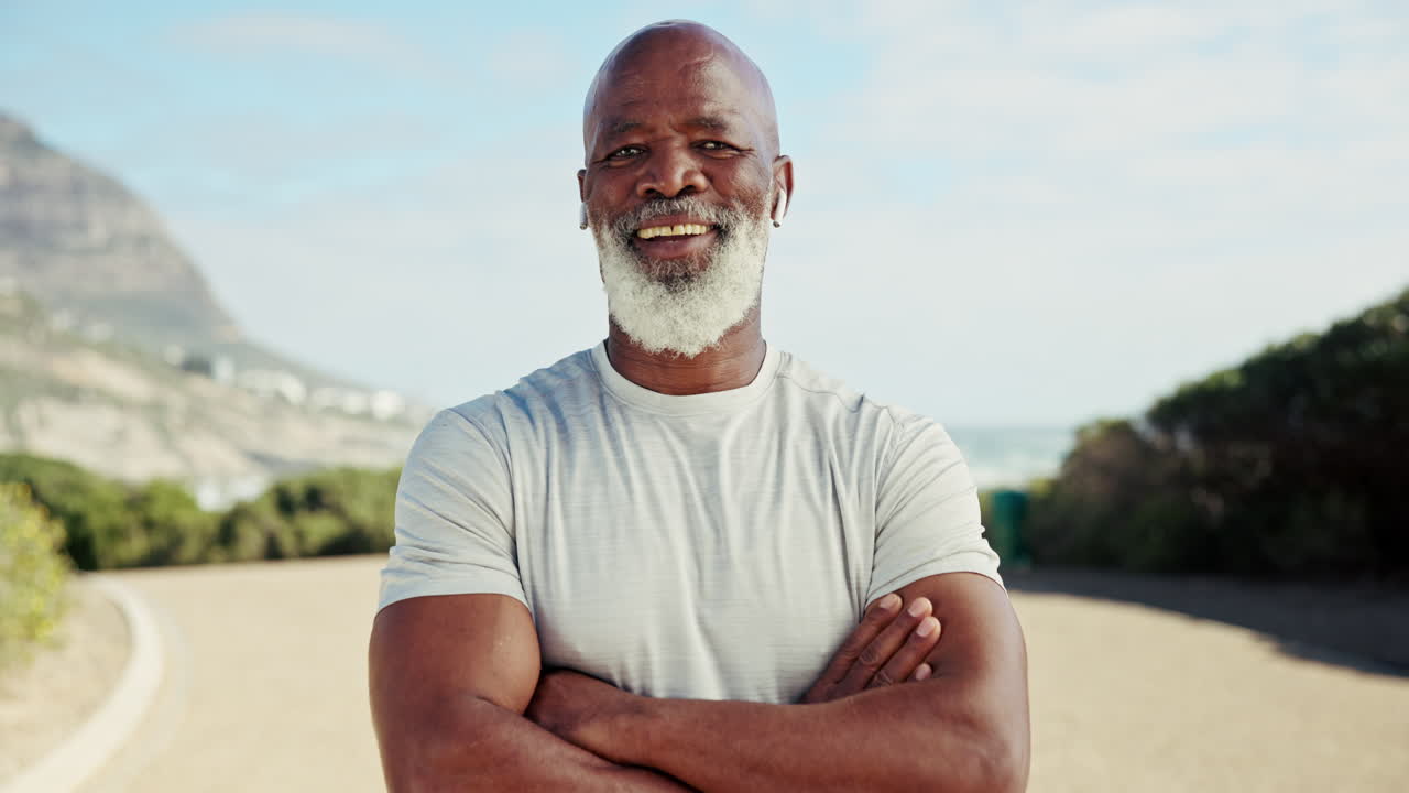 Portrait d'un homme âgé souriant faisant de l'exercice en extérieur