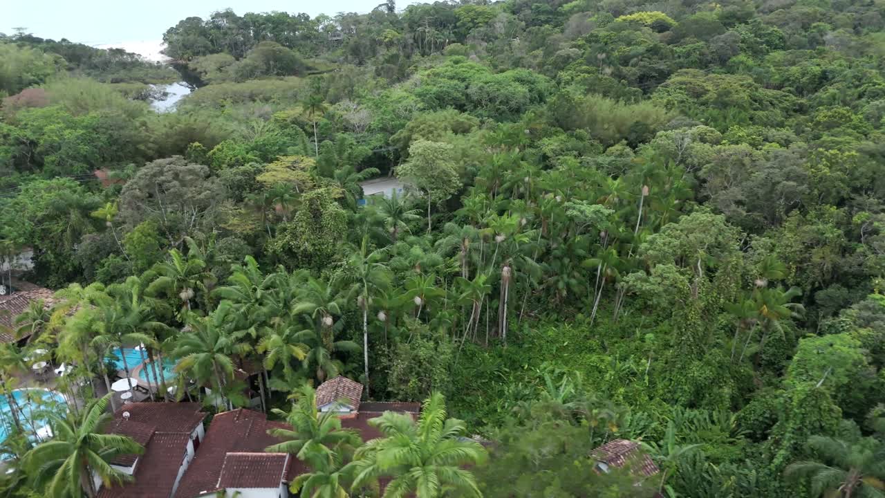 ホテルのシャレーを空撮。背景にはビーチ。ブラジル、バーハ・ド・サイー。