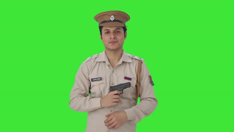 Oficial-De-Policía-Indio-Posando-Con-Una-Pantalla-Verde-De-Arma