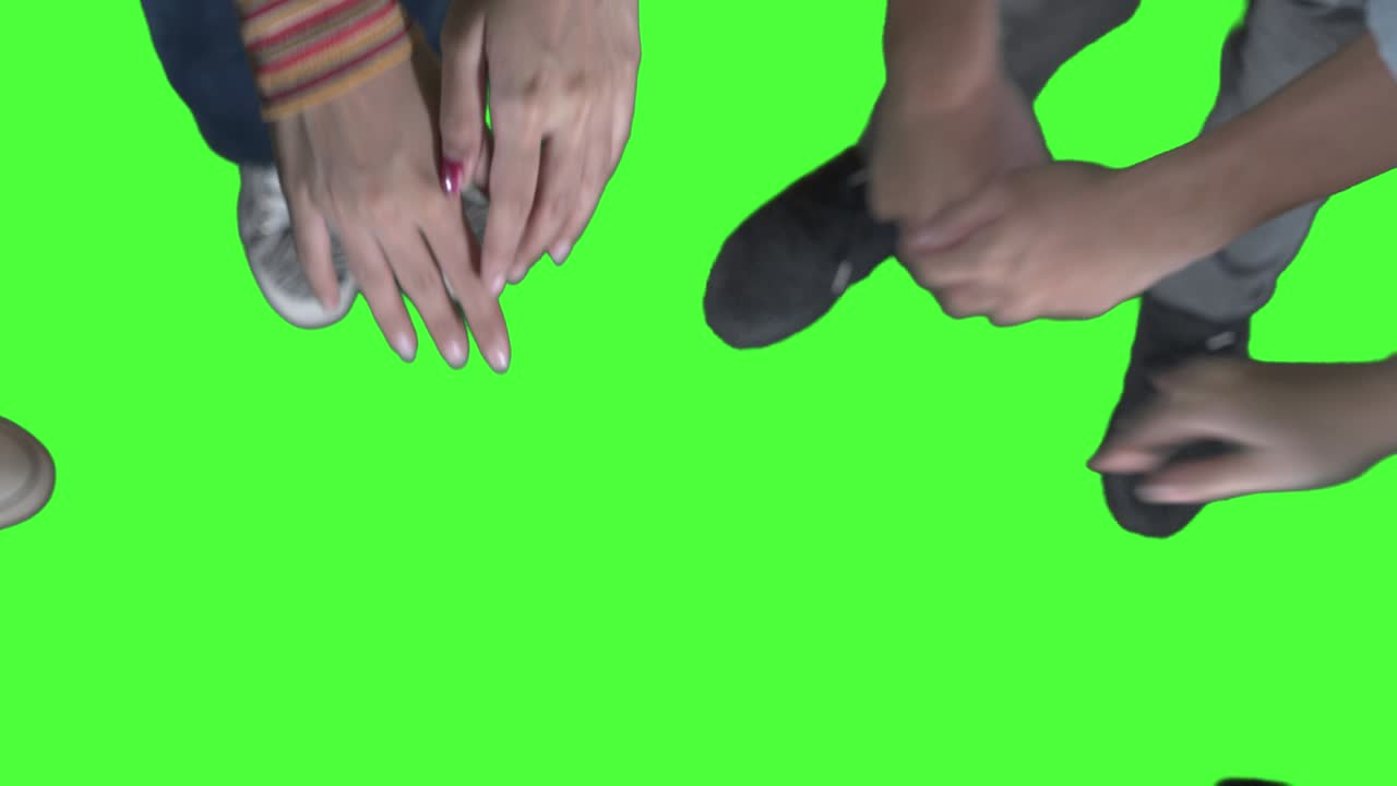 선 사람들이 손을 잡고 있는 위쪽 광경