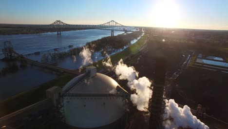 Antenne-über-Einer-Industriellen-Aluminiumfabrik-Entlang-Des-Mississippi-1