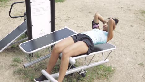 Mädchen-Trainiert-Bauchmuskeln-Im-Park