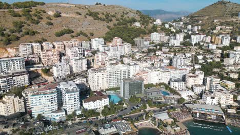 Drohne-Steigt-Herab,-Um-Das-Ionische-Meer-In-Saranda,-Albanien,-Freizulegen