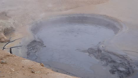 un manantial de barro geotérmico de islandia con columnas de vapor que se agitan