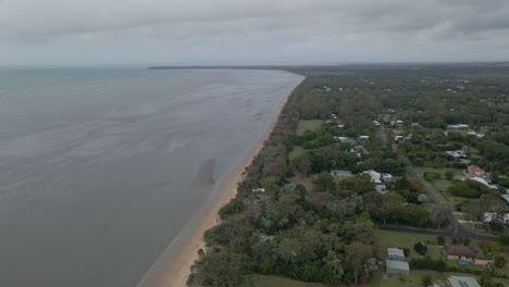 Vista-Aérea-Del-Parque-Brennan-En-La-Costa-De-Fraser-Junto-A-La-Hermosa-Playa-En-Hervey-Bay,-Queensland,-Australia