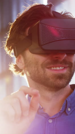 hombre usando auriculares de realidad virtual