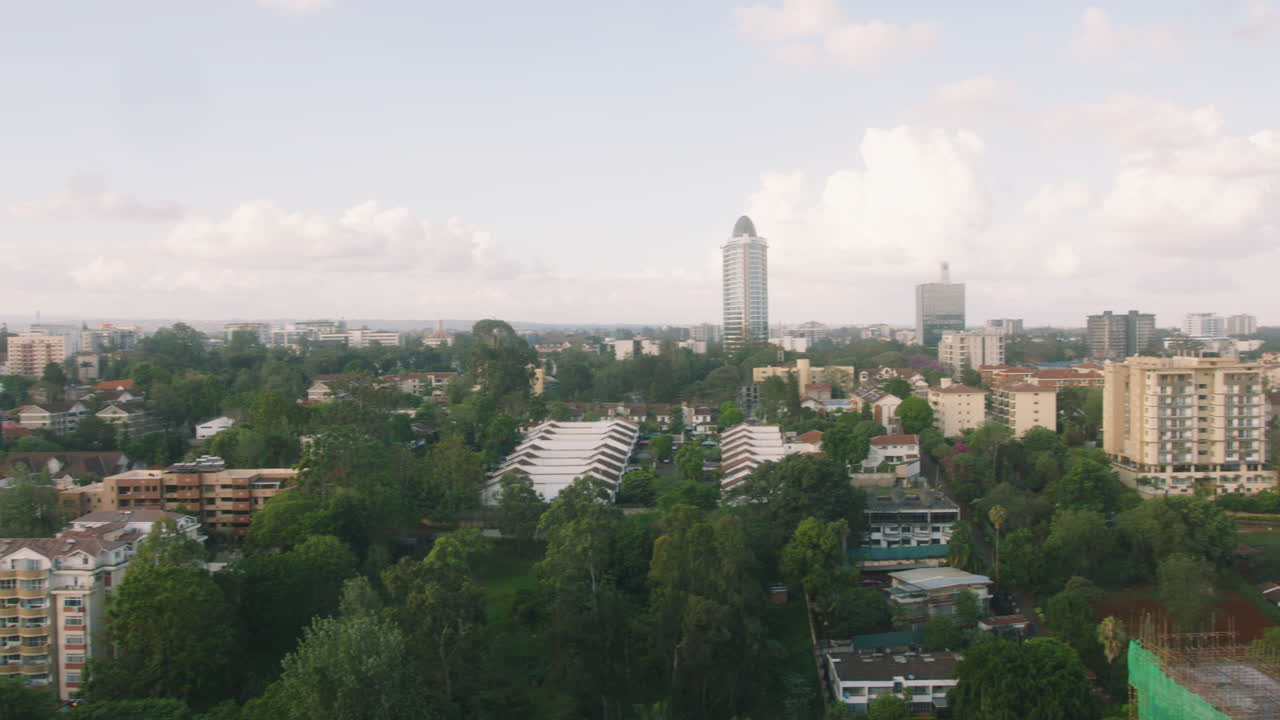 Vista aerea panoramica del ricco quartiere di Westlands a Nairobi, Kenya, Africa.