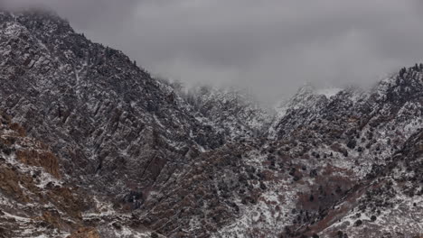 Lapso-De-Tiempo-De-Nubes-De-Tormenta-De-Nieve-Girando-Alrededor-De-Las-Crestas-De-Las-Montañas-En-Las-Montañas-De-Utah