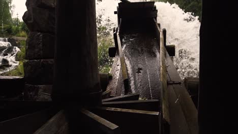 antiguo molino de madera apagado y agua bloqueada debido al envejecimiento del monumento